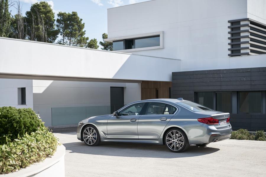  BMW 540i Sedan M Sport 2017 года  (WW) (фото 34 из 98)